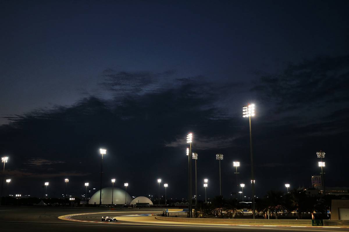 Hamilton on pole in Bahrain ahead of Bottas and Verstappen