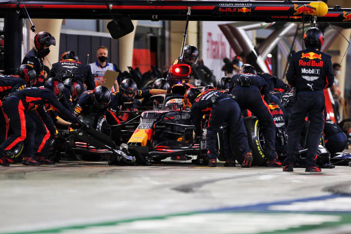 Max Verstappen (NLD) Red Bull Racing RB16 makes a pit stop. 29.11.2020. Formula 1 World Championship, Rd 15, Bahrain Grand Prix