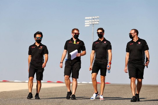 Romain Grosjean (FRA) Haas F1 Team walks the circuit with the team.
26.11.2020. Formula 1 World Championship, Rd 15, Bahrain Grand Prix, Sakhir, Bahrain, Preparation Day.
- www.xpbimages.com, EMail: requests@xpbimages.com © Copyright: Moy / XPB Images
