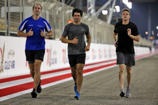 Carlos Sainz Jr (ESP) McLaren runs the circuit with the team.
26.11.2020. Formula 1 World Championship, Rd 15, Bahrain Grand Prix, Sakhir, Bahrain, Preparation Day.
- www.xpbimages.com, EMail: requests@xpbimages.com © Copyright: Batchelor / XPB Images