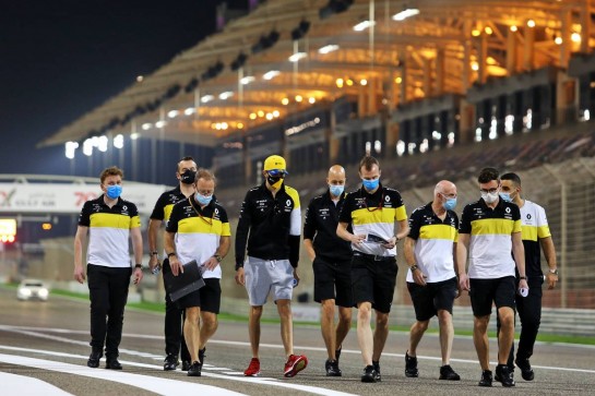 Esteban Ocon (FRA) Renault F1 Team walks the circuit with the team.
26.11.2020. Formula 1 World Championship, Rd 15, Bahrain Grand Prix, Sakhir, Bahrain, Preparation Day.
- www.xpbimages.com, EMail: requests@xpbimages.com © Copyright: Moy / XPB Images