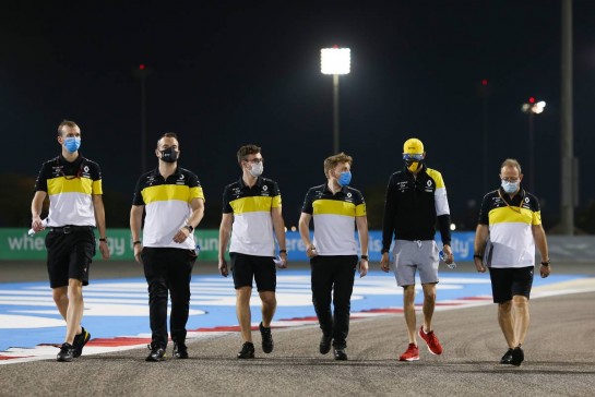 Esteban Ocon (FRA) Renault F1 Team walks the circuit with the team.
26.11.2020. Formula 1 World Championship, Rd 15, Bahrain Grand Prix, Sakhir, Bahrain, Preparation Day.
- www.xpbimages.com, EMail: requests@xpbimages.com © Copyright: Charniaux / XPB Images