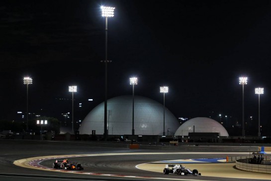 Nicholas Latifi (CDN) Williams Racing FW43 and Alexander Albon (THA) Red Bull Racing RB16.
28.11.2020. Formula 1 World Championship, Rd 15, Bahrain Grand Prix, Sakhir, Bahrain, Qualifying Day.
- www.xpbimages.com, EMail: requests@xpbimages.com &copy; Copyright: Moy / XPB Images