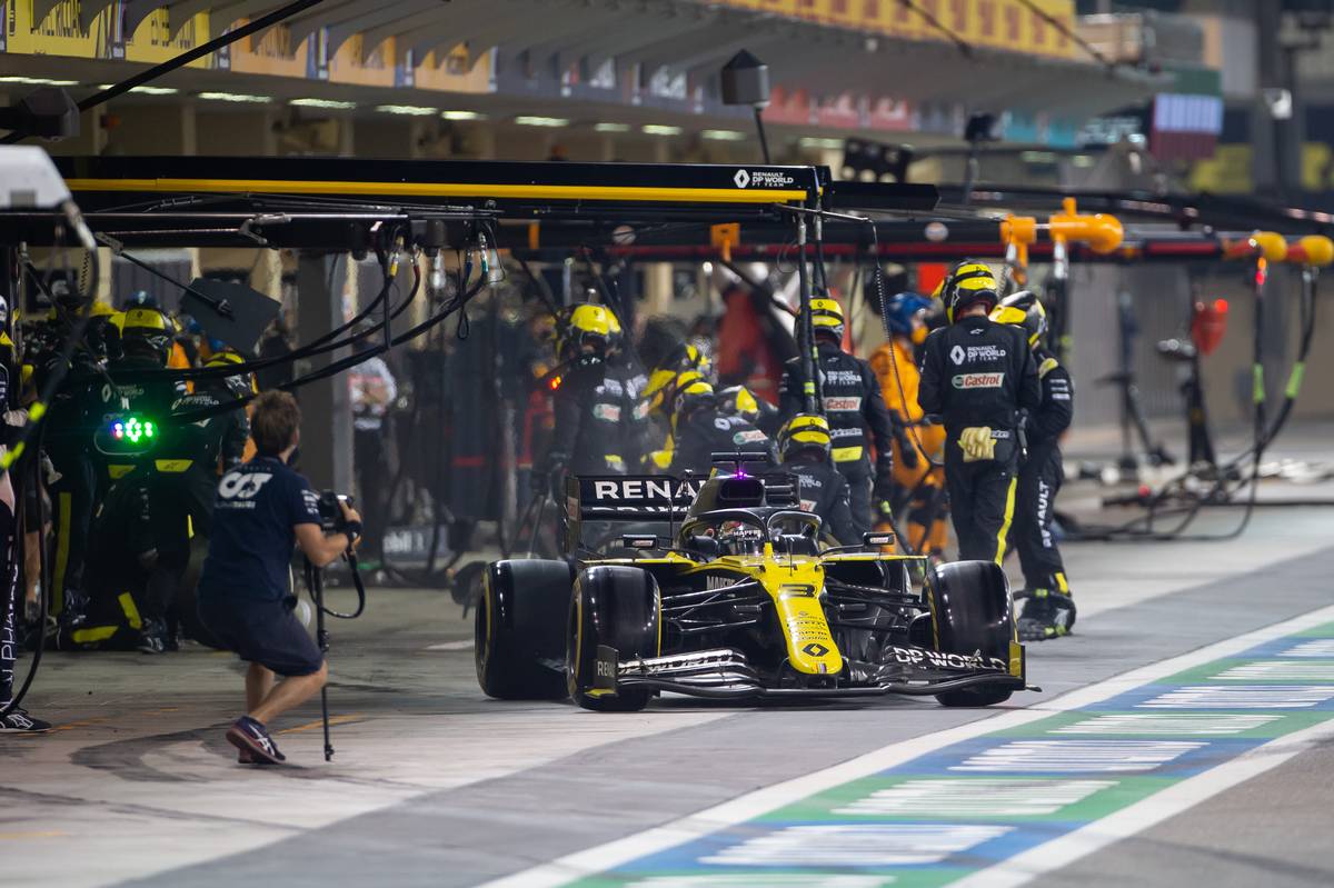 Daniel Ricciardo (AUS) Renault F1 Team RS20 makes a pit stop. 13.12.2020. Formula 1 World Championship, Rd 17, Abu Dhabi Grand Prix, Yas Marina Circuit
