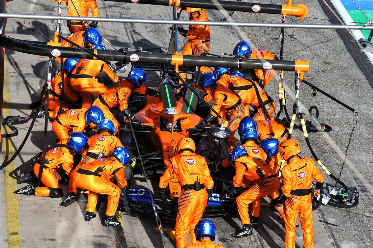 Carlos Sainz Jr (ESP) McLaren MCL35 makes a pit stop.