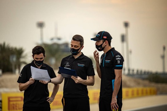 Nicholas Latifi (CDN) Williams Racing walks the circuit with the team.
02.12.2020. Formula 1 World Championship, Rd 16, Sakhir Grand Prix, Sakhir, Bahrain, Preparation Day.
- www.xpbimages.com, EMail: requests@xpbimages.com © Copyright: Bearne / XPB Images