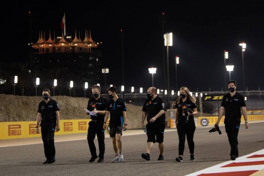 Jack Aitken (GBR) / (KOR) Williams Racing walks the circuit with the team.
02.12.2020. Formula 1 World Championship, Rd 16, Sakhir Grand Prix, Sakhir, Bahrain, Preparation Day.
- www.xpbimages.com, EMail: requests@xpbimages.com © Copyright: Bearne / XPB Images