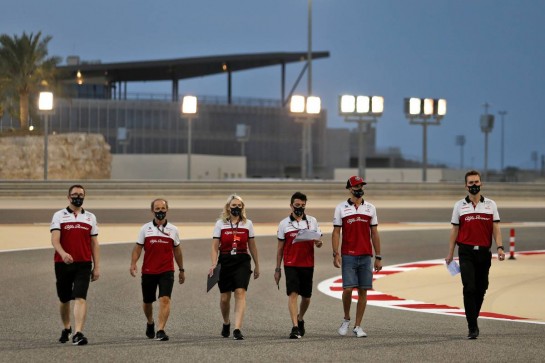 Antonio Giovinazzi (ITA) Alfa Romeo Racing walks the circuit with the team.
03.12.2020. Formula 1 World Championship, Rd 16, Sakhir Grand Prix, Sakhir, Bahrain, Preparation Day.
- www.xpbimages.com, EMail: requests@xpbimages.com © Copyright: Moy / XPB Images