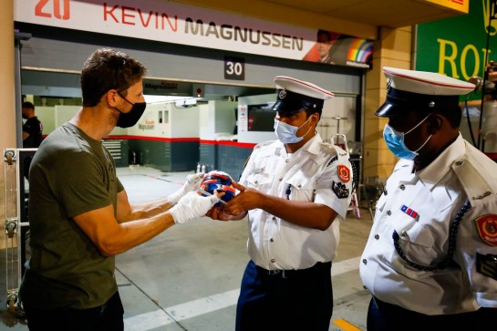 Romain Grosjean (FRA) Haas F1 Team with marshals who assisted in his escape from the fiery crash at the Bahrain Grand Prix.
03.12.2020. Formula 1 World Championship, Rd 16, Sakhir Grand Prix, Sakhir, Bahrain, Preparation Day.
- www.xpbimages.com, EMail: requests@xpbimages.com © Copyright: FIA Pool Image for Editorial Use Only