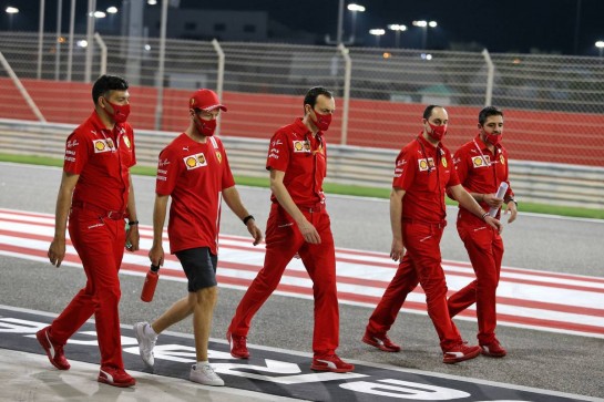 Sebastian Vettel (GER) Ferrari walks the circuit with the team.
03.12.2020. Formula 1 World Championship, Rd 16, Sakhir Grand Prix, Sakhir, Bahrain, Preparation Day.
- www.xpbimages.com, EMail: requests@xpbimages.com © Copyright: Moy / XPB Images
