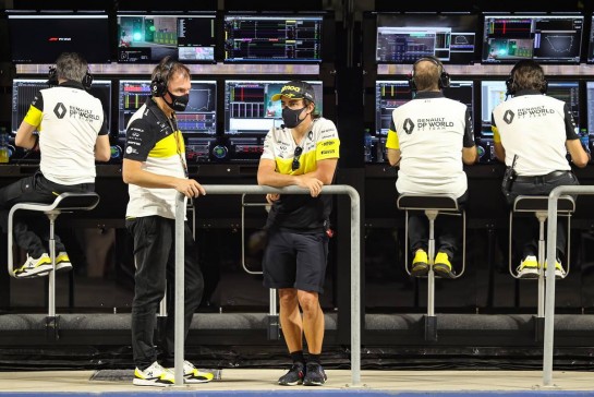 (L to R): Alan Permane (GBR) Renault F1 Team Trackside Operations Director with Fernando Alonso (ESP) Renault F1 Team.
04.12.2020. Formula 1 World Championship, Rd 16, Sakhir Grand Prix, Sakhir, Bahrain, Practice Day
- www.xpbimages.com, EMail: requests@xpbimages.com © Copyright: Charniaux / XPB Images