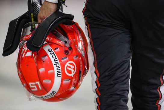 The helmet of Kevin Magnussen (DEN) Haas F1 Team.
05.12.2020. Formula 1 World Championship, Rd 16, Sakhir Grand Prix, Sakhir, Bahrain, Qualifying Day.
- www.xpbimages.com, EMail: requests@xpbimages.com &copy; Copyright: Charniaux / XPB Images