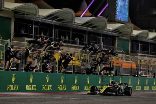 Second placed Esteban Ocon (FRA) Renault F1 Team RS20 celebrates as he passes the team at the end of the race.
06.12.2020. Formula 1 World Championship, Rd 16, Sakhir Grand Prix, Sakhir, Bahrain, Race Day.
- www.xpbimages.com, EMail: requests@xpbimages.com &copy; Copyright: Moy / XPB Images