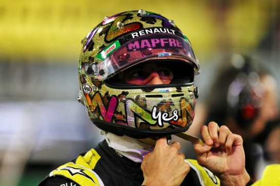 Daniel Ricciardo (AUS) Renault F1 Team on the grid.
06.12.2020. Formula 1 World Championship, Rd 16, Sakhir Grand Prix, Sakhir, Bahrain, Race Day.
- www.xpbimages.com, EMail: requests@xpbimages.com &copy; Copyright: Moy / XPB Images