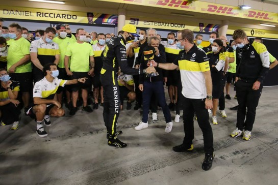 Esteban Ocon (FRA) Renault F1 Team celebrates his second position with Mark Slade (GBR) Renault F1 Team Race Engineer, Alain Prost (FRA) Renault F1 Team Non-Executive Director and the team.
06.12.2020. Formula 1 World Championship, Rd 16, Sakhir Grand Prix, Sakhir, Bahrain, Race Day.
- www.xpbimages.com, EMail: requests@xpbimages.com &copy; Copyright: Charniaux / XPB Images