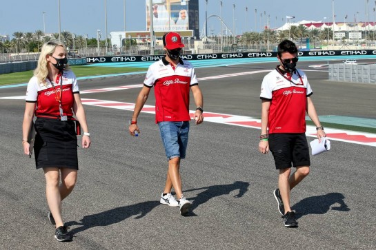 Antonio Giovinazzi (ITA) Alfa Romeo Racing with the team with Ruth Buscombe (GBR) Alfa Romeo Racing Trackside Strategy Engineer (Left).
10.12.2020. Formula 1 World Championship, Rd 17, Abu Dhabi Grand Prix, Yas Marina Circuit, Abu Dhabi, Preparation Day.
- www.xpbimages.com, EMail: requests@xpbimages.com © Copyright: Batchelor / XPB Images