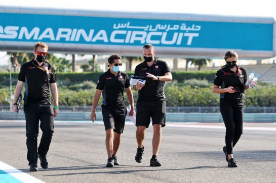 Pietro Fittipaldi (BRA) Haas F1 Team walks the circuit with the team.
10.12.2020. Formula 1 World Championship, Rd 17, Abu Dhabi Grand Prix, Yas Marina Circuit, Abu Dhabi, Preparation Day.
- www.xpbimages.com, EMail: requests@xpbimages.com © Copyright: Moy / XPB Images