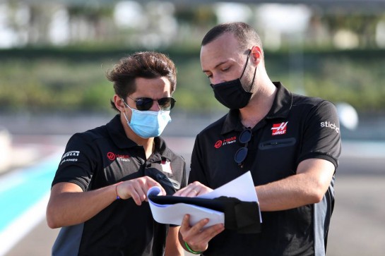 Pietro Fittipaldi (BRA) Haas F1 Team walks the circuit with the team.
10.12.2020. Formula 1 World Championship, Rd 17, Abu Dhabi Grand Prix, Yas Marina Circuit, Abu Dhabi, Preparation Day.
- www.xpbimages.com, EMail: requests@xpbimages.com © Copyright: Moy / XPB Images