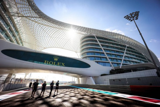 Nicholas Latifi (CDN) Williams Racing walks the circuit with the team.
10.12.2020. Formula 1 World Championship, Rd 17, Abu Dhabi Grand Prix, Yas Marina Circuit, Abu Dhabi, Preparation Day.
- www.xpbimages.com, EMail: requests@xpbimages.com © Copyright: Bearne / XPB Images