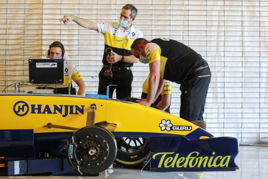 The 2005 Renault R25 of Fernando Alonso (ESP) Renault F1 Team.
10.12.2020. Formula 1 World Championship, Rd 17, Abu Dhabi Grand Prix, Yas Marina Circuit, Abu Dhabi, Preparation Day.
- www.xpbimages.com, EMail: requests@xpbimages.com © Copyright: Charniaux / XPB Images