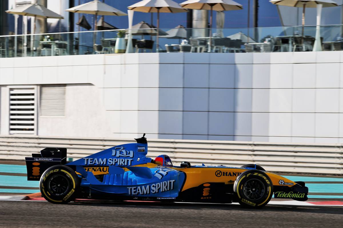 Video: Alonso and Renault revive the past in Abu Dhabi