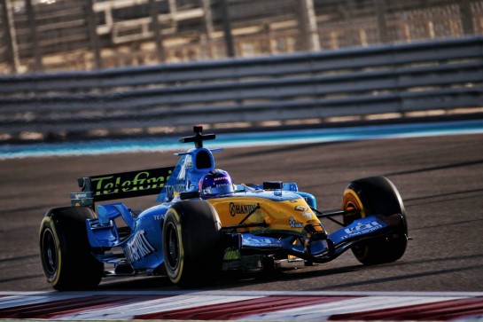 Fernando Alonso (ESP) Renault F1 Team in the 2005 Renault R25.
11.12.2020. Formula 1 World Championship, Rd 17, Abu Dhabi Grand Prix, Yas Marina Circuit, Abu Dhabi, Practice Day.
- www.xpbimages.com, EMail: requests@xpbimages.com © Copyright: Batchelor / XPB Images