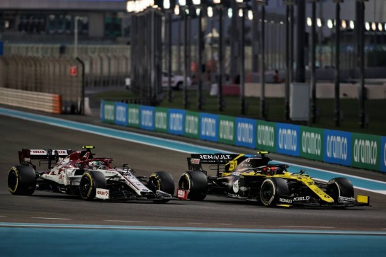 Antonio Giovinazzi (ITA) Alfa Romeo Racing C39 and Esteban Ocon (FRA) Renault F1 Team RS20 battle for position.
13.12.2020. Formula 1 World Championship, Rd 17, Abu Dhabi Grand Prix, Yas Marina Circuit, Abu Dhabi, Race Day.
- www.xpbimages.com, EMail: requests@xpbimages.com © Copyright: Batchelor / XPB Images