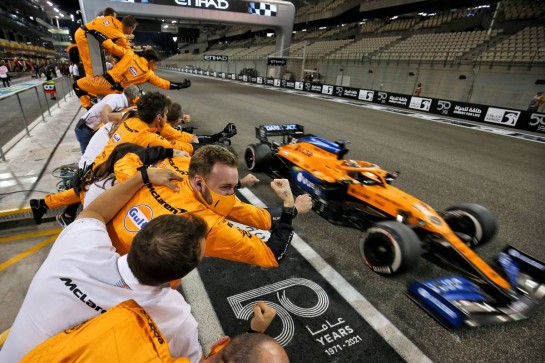 McLaren celebrates as Carlos Sainz Jr (ESP) McLaren MCL35 finishes the race.
13.12.2020. Formula 1 World Championship, Rd 17, Abu Dhabi Grand Prix, Yas Marina Circuit, Abu Dhabi, Race Day.
- www.xpbimages.com, EMail: requests@xpbimages.com © Copyright: Charniaux / XPB Images