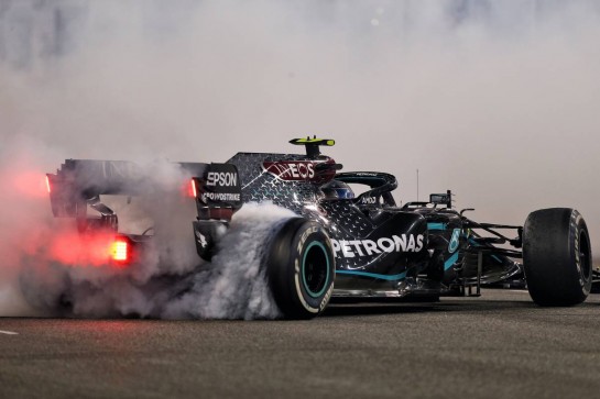 Valtteri Bottas (FIN) Mercedes AMG F1 W11 - doughnuts at the end of the race.
13.12.2020. Formula 1 World Championship, Rd 17, Abu Dhabi Grand Prix, Yas Marina Circuit, Abu Dhabi, Race Day.
- www.xpbimages.com, EMail: requests@xpbimages.com © Copyright: Moy / XPB Images