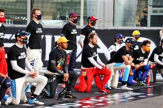 Drivers end racism gesture on the grid.
13.12.2020. Formula 1 World Championship, Rd 17, Abu Dhabi Grand Prix, Yas Marina Circuit, Abu Dhabi, Race Day.
- www.xpbimages.com, EMail: requests@xpbimages.com © Copyright: Moy / XPB Images