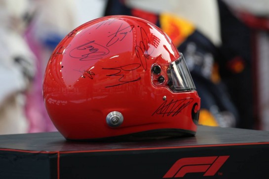 SIgned Helmet for Chase Carey (USA) Formula One Group Chairman on the grid
13.12.2020. Formula 1 World Championship, Rd 17, Abu Dhabi Grand Prix, Yas Marina Circuit, Abu Dhabi, Race Day.
- www.xpbimages.com, EMail: requests@xpbimages.com © Copyright: Batchelor / XPB Images