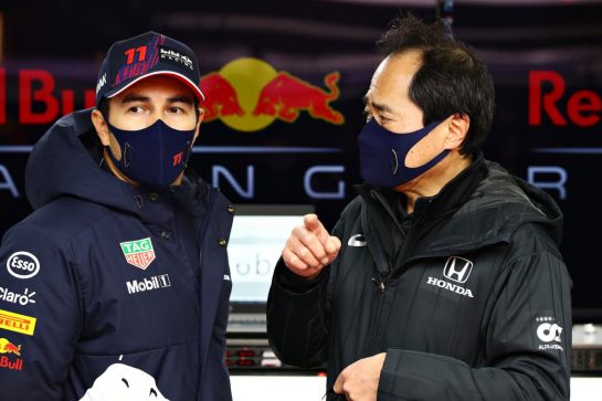 NORTHAMPTON, ENGLAND - FEBRUARY 24: Sergio Perez of Mexico and Red Bull Racing talks with Toyoharu Tanabe of Honda during the Red Bull Racing Filming Day at Silverstone on February 24, 2021 in Northampton, England. (Photo by Mark Thompson/Getty Images for Red Bull Racing) // Getty Images / Red Bull Content Pool // SI202102240218 // Usage for editorial use only //