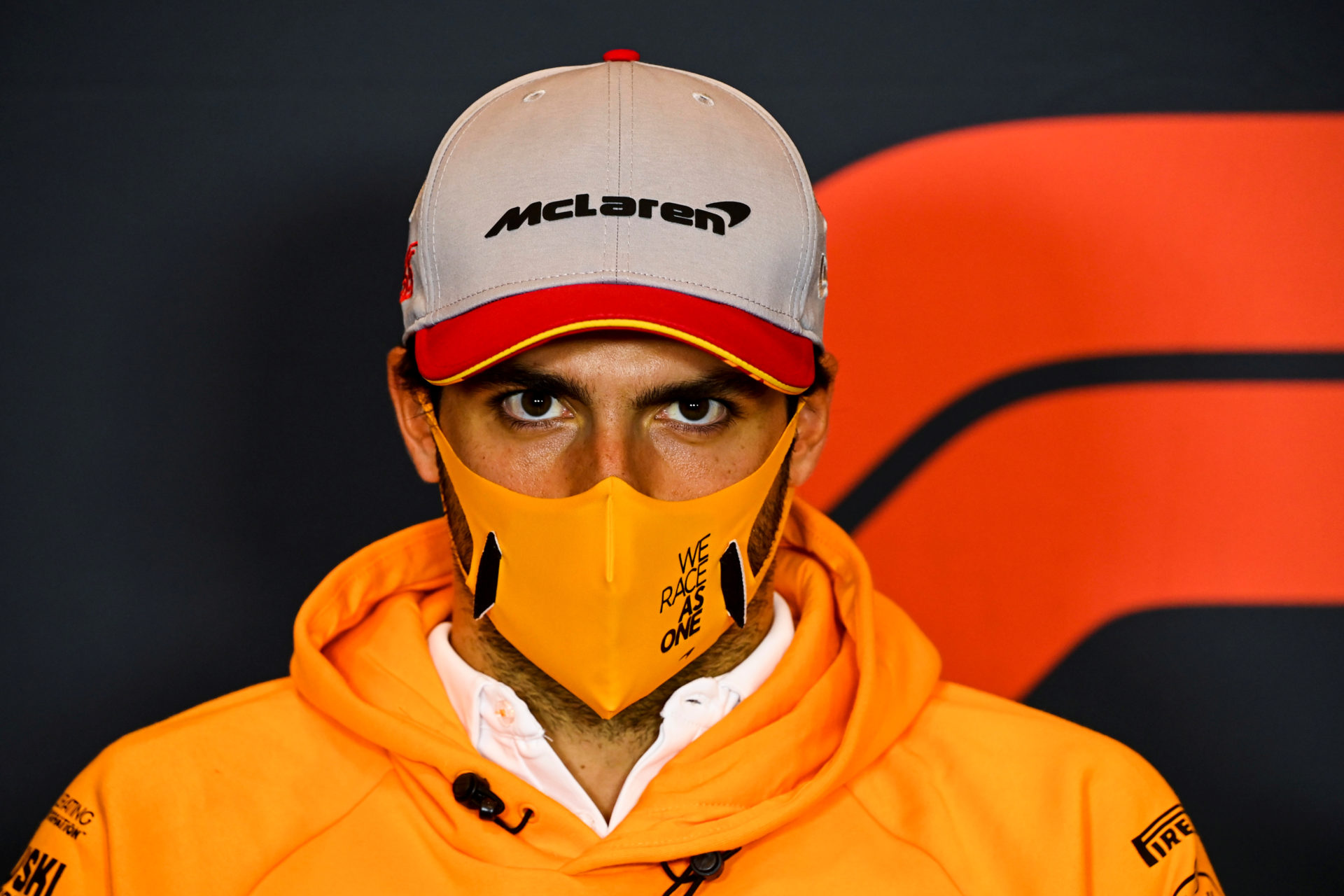 Carlos Sainz Dismisses Sebastian Vettel Theory at Ferrari – “Not Afraid of Being Devoured”