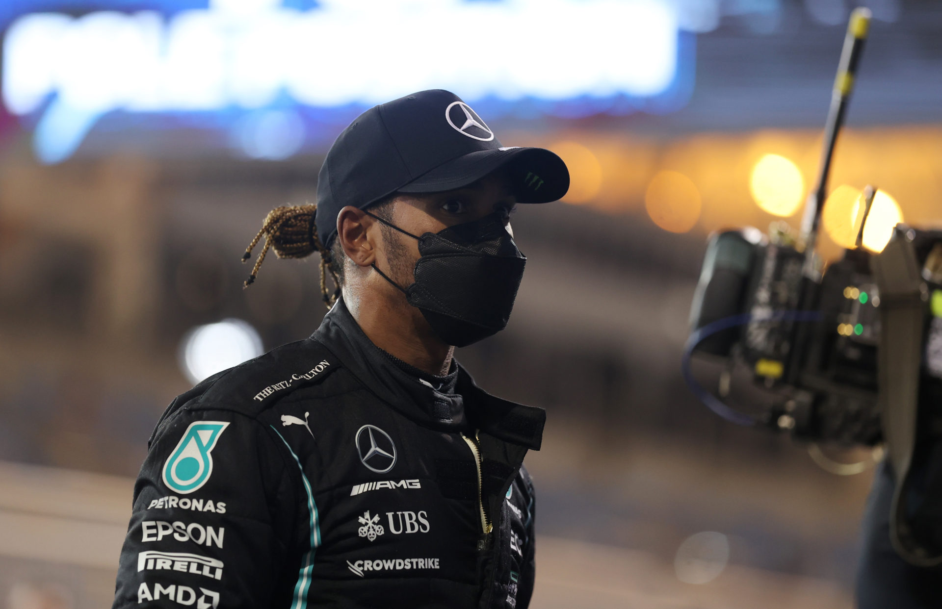 WATCH: Lewis Hamilton Recalls Uncomfortable Sauna Story – “It Was So Odd”