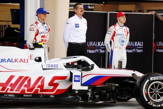 Mick Schumacher (GER) Haas F1 Team and Nikita Mazepin (RUS) Haas F1 Team reveal the Haas VF-21 with Guenther Steiner (ITA) Haas F1 Team Prinicipal.
12.03.2021. Formula 1 Testing, Sakhir, Bahrain, Day One.
- www.xpbimages.com, EMail: requests@xpbimages.com &copy; Copyright: Bearne / XPB Images