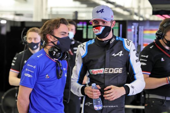 (L to R): Fernando Alonso (ESP) Alpine F1 Team with Esteban Ocon (FRA) Alpine F1 Team.
12.03.2021. Formula 1 Testing, Sakhir, Bahrain, Day One.
- www.xpbimages.com, EMail: requests@xpbimages.com &copy; Copyright: Moy / XPB Images