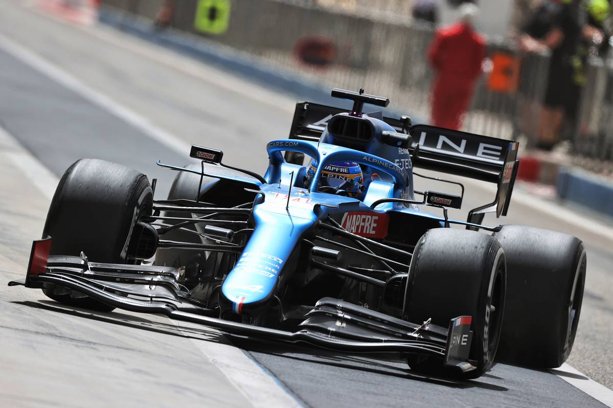 Ricciardo leads from Alonso mid-day in Bahrain