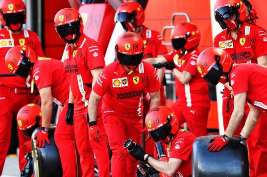 Ferrari mechanics practice a pit stop.
14.03.2021. Formula 1 Testing, Sakhir, Bahrain, Day Three.
- www.xpbimages.com, EMail: requests@xpbimages.com &copy; Copyright: Moy / XPB Images