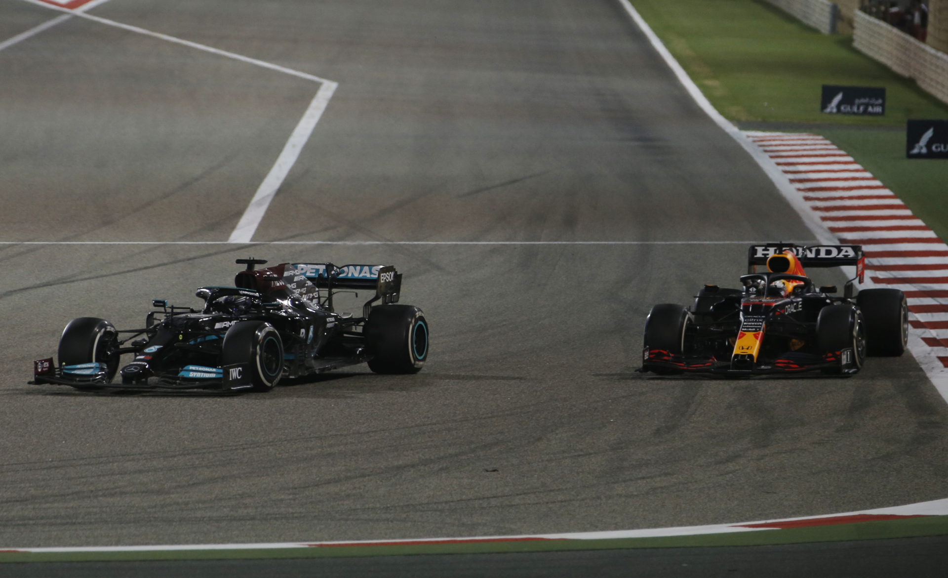 Max Verstappen battles Lewis Hamilton in the last few laps at Bahrain