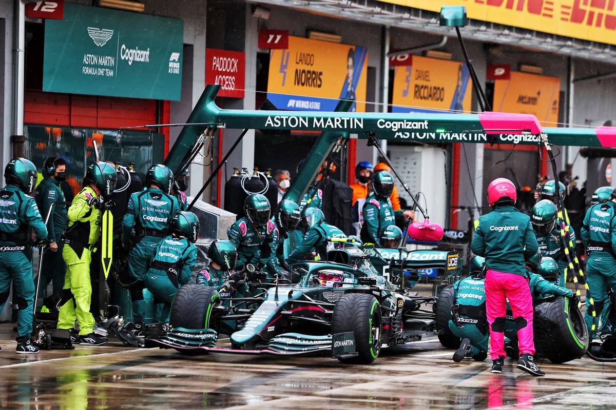 Sebastian Vettel (GER) Aston Martin F1 Team AMR21 makes a pit stop. 18.04.2021. Formula 1 World Championship, Rd 2, Emilia Romagna Grand Prix, Imola