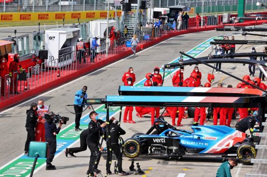 Alpine F1 Team A521 in the pits.
17.04.2021. Formula 1 World Championship, Rd 2, Emilia Romagna Grand Prix, Imola, Italy, Qualifying Day.
- www.xpbimages.com, EMail: requests@xpbimages.com © Copyright: Batchelor / XPB Images