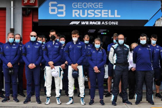 Williams Racing observe a minute's silence for HRH Prince Philip, Duke of Edinburgh.
17.04.2021. Formula 1 World Championship, Rd 2, Emilia Romagna Grand Prix, Imola, Italy, Qualifying Day.
- www.xpbimages.com, EMail: requests@xpbimages.com © Copyright: Bearne / XPB Images