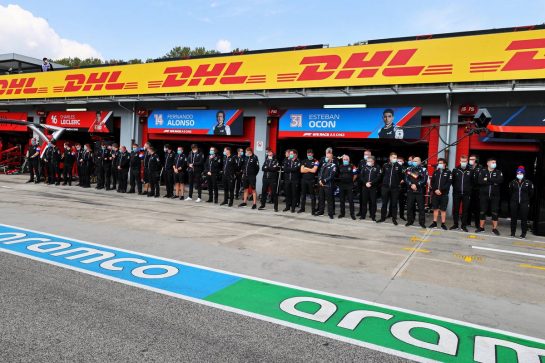 Alpine F1 Team observe a minute's silence for HRH Prince Philip, Duke of Edinburgh.
17.04.2021. Formula 1 World Championship, Rd 2, Emilia Romagna Grand Prix, Imola, Italy, Qualifying Day.
- www.xpbimages.com, EMail: requests@xpbimages.com © Copyright: Moy / XPB Images