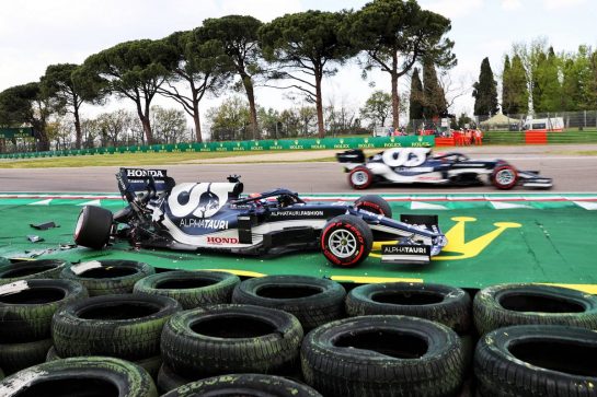Yuki Tsunoda (JPN) AlphaTauri AT02 crashed during qualifying.
17.04.2021. Formula 1 World Championship, Rd 2, Emilia Romagna Grand Prix, Imola, Italy, Qualifying Day.
- www.xpbimages.com, EMail: requests@xpbimages.com © Copyright: Batchelor / XPB Images