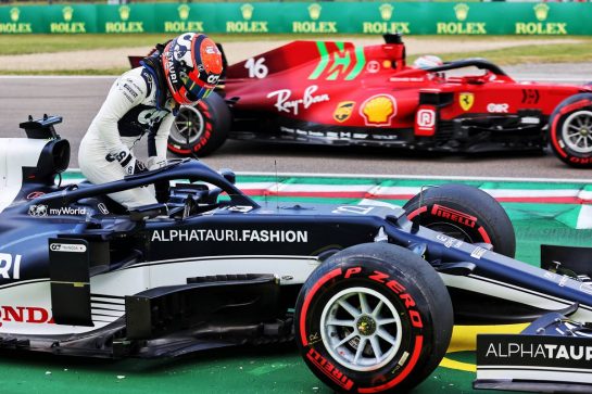 Yuki Tsunoda (JPN) AlphaTauri AT02 crashed during qualifying.
17.04.2021. Formula 1 World Championship, Rd 2, Emilia Romagna Grand Prix, Imola, Italy, Qualifying Day.
- www.xpbimages.com, EMail: requests@xpbimages.com © Copyright: Batchelor / XPB Images