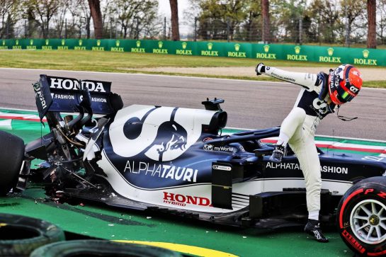 Yuki Tsunoda (JPN) AlphaTauri AT02 crashed during qualifying.
17.04.2021. Formula 1 World Championship, Rd 2, Emilia Romagna Grand Prix, Imola, Italy, Qualifying Day.
- www.xpbimages.com, EMail: requests@xpbimages.com © Copyright: Batchelor / XPB Images