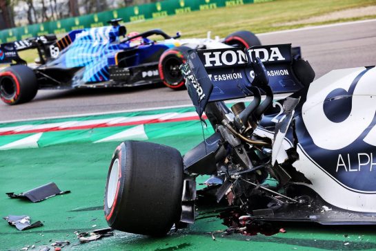 Yuki Tsunoda (JPN) AlphaTauri AT02 crashed during qualifying.
17.04.2021. Formula 1 World Championship, Rd 2, Emilia Romagna Grand Prix, Imola, Italy, Qualifying Day.
- www.xpbimages.com, EMail: requests@xpbimages.com © Copyright: Batchelor / XPB Images