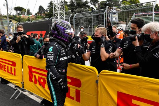 Lewis Hamilton (GBR) Mercedes AMG F1 celebrates his pole position with the team in qualifying parc ferme.
17.04.2021. Formula 1 World Championship, Rd 2, Emilia Romagna Grand Prix, Imola, Italy, Qualifying Day.
- www.xpbimages.com, EMail: requests@xpbimages.com © Copyright: FIA Pool Image for Editorial Use Only