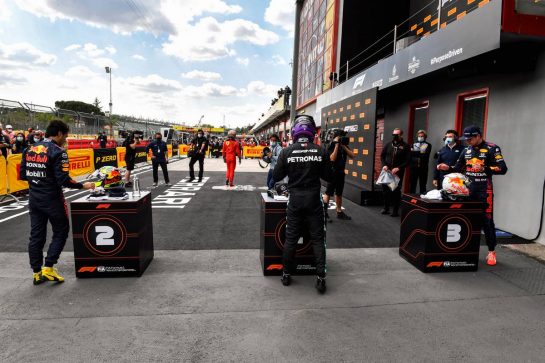 Qualifying parc ferme (L to R): Sergio Perez (MEX) Red Bull Racing, second; Lewis Hamilton (GBR) Mercedes AMG F1, pole position; Max Verstappen (NLD) Red Bull Racing, third.
17.04.2021. Formula 1 World Championship, Rd 2, Emilia Romagna Grand Prix, Imola, Italy, Qualifying Day.
- www.xpbimages.com, EMail: requests@xpbimages.com © Copyright: FIA Pool Image for Editorial Use Only