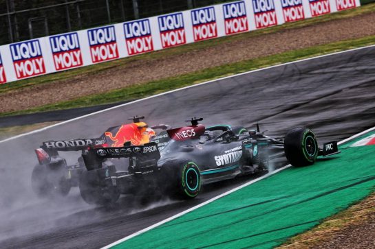 Lewis Hamilton (GBR) Mercedes AMG F1 W12 and Max Verstappen (NLD) Red Bull Racing RB16B battle for the lead at the start of the race.
18.04.2021. Formula 1 World Championship, Rd 2, Emilia Romagna Grand Prix, Imola, Italy, Race Day.
- www.xpbimages.com, EMail: requests@xpbimages.com &copy; Copyright: Batchelor / XPB Images